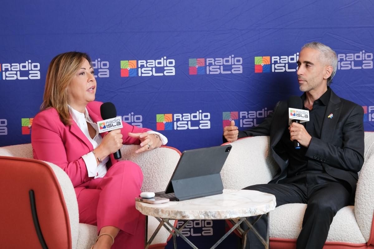 Arq. Eliseo Berrios hablando con Sonia Valentin
