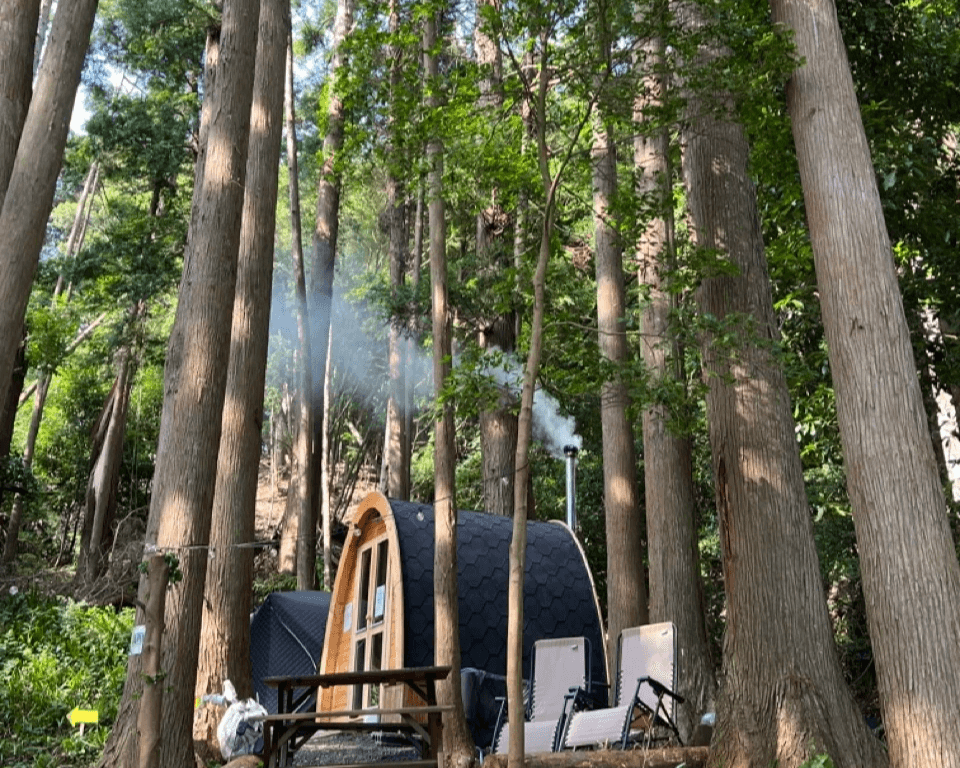 猫と暮らす古民家グランピング【和心村公式】|千葉富津・東京から1時間|サウナ&カフェも完備  千葉県富津市の豊かな自然に囲まれた和心村は、東京から車でわずか1時間、「人と動物と自然が調和する共生の村」をコンセプトにした唯一無二のグランピング