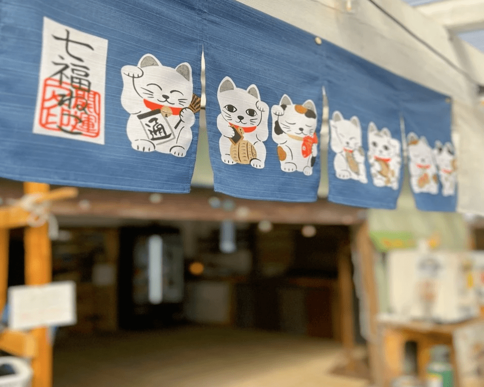 猫と暮らす古民家グランピング【和心村公式】|千葉富津・東京から1時間|サウナ&カフェも完備  千葉県富津市の豊かな自然に囲まれた和心村は、東京から車でわずか1時間、「人と動物と自然が調和する共生の村」をコンセプトにした唯一無二のグランピング