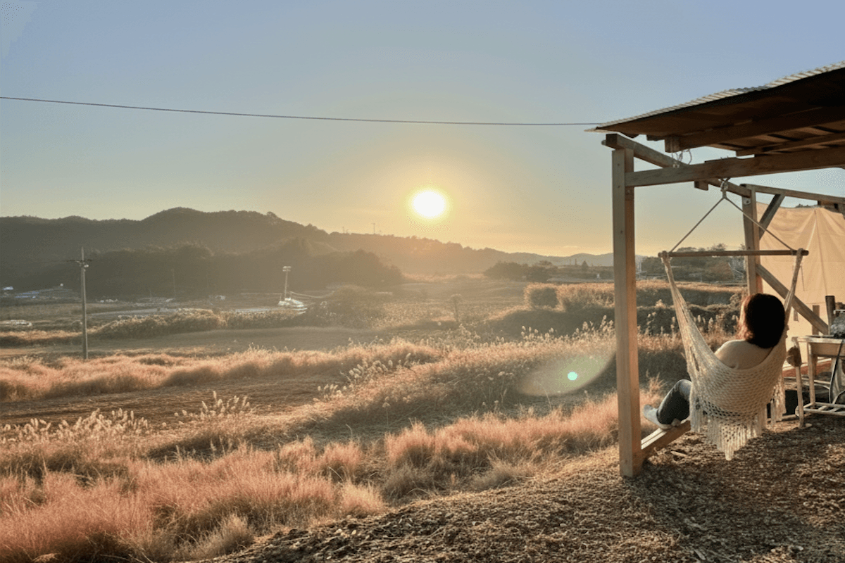和心村のデジタルデトックス体験。夕日を眺める里山リトリートと、次世代に向けた能動的な休息