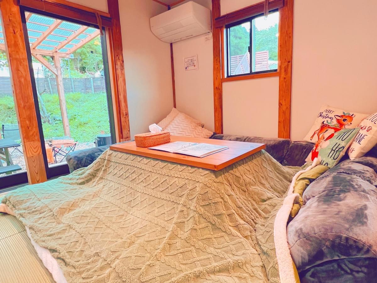 猫と暮らす古民家グランピング【和心村公式】|千葉富津・東京から1時間|サウナ&カフェも完備  千葉県富津市の豊かな自然に囲まれた和心村は、東京から車でわずか1時間、「人と動物と自然が調和する共生の村」をコンセプトにした唯一無二のグランピング