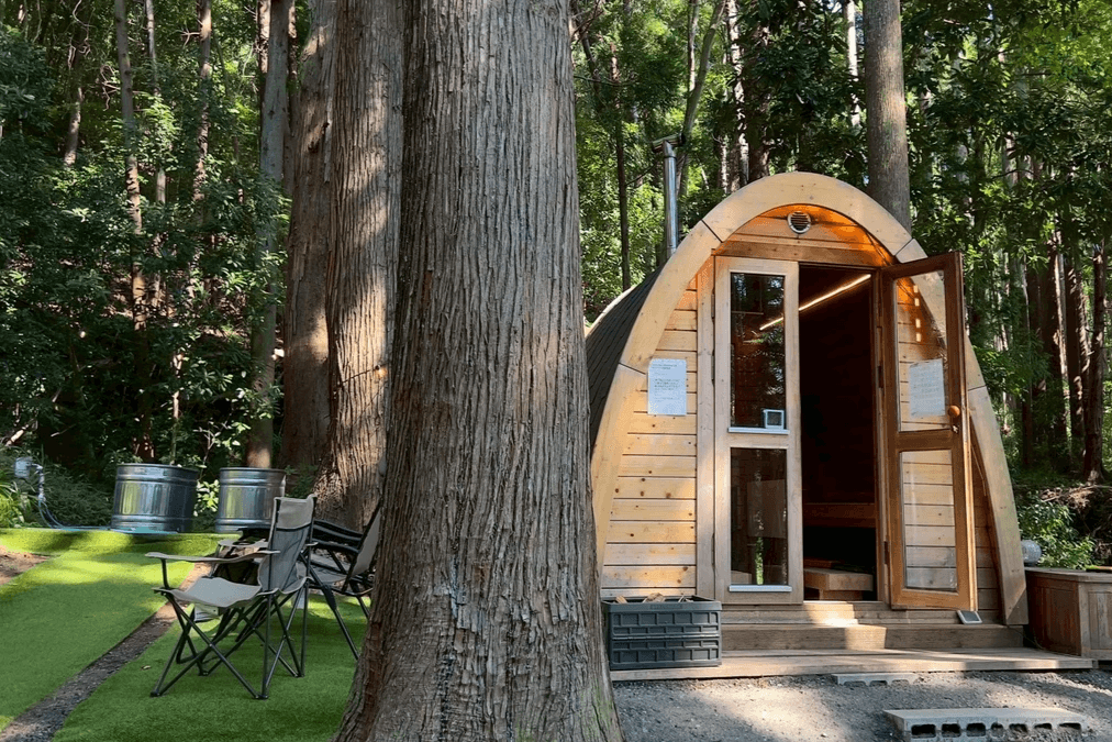 冬でも暖かい南房総・千葉県富津で楽しむこたつグランピング。房州みかん、冬限定鍋、サウナ、猫とのふれあいなど、和心村ならではの冬のあたたまり方をご紹介します。