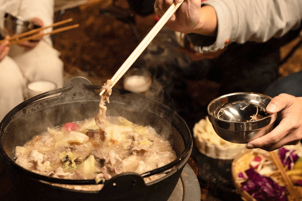 冬でも暖かい南房総・千葉県富津で楽しむこたつグランピング。房州みかん、冬限定鍋、サウナ、猫とのふれあいなど、和心村ならではの冬のあたたまり方をご紹介します。