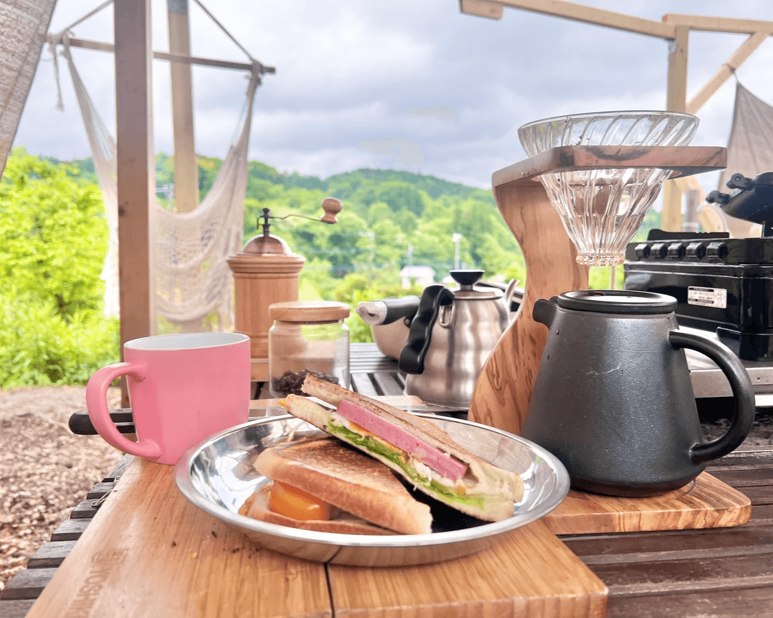 旅チャンネル『新・旅猫ロマン』出演記念！千葉の古民家グランピング「和心村」が特別プランを公開。猫おやつ特典付き、2食付き基本プランで、20匹以上の猫たちとふれあう。12月20日放送開始。