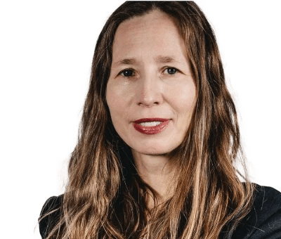 Zdjęcie przedstawiające Iwonę Janicką - uśmiechnięta kobieta w długich włosach