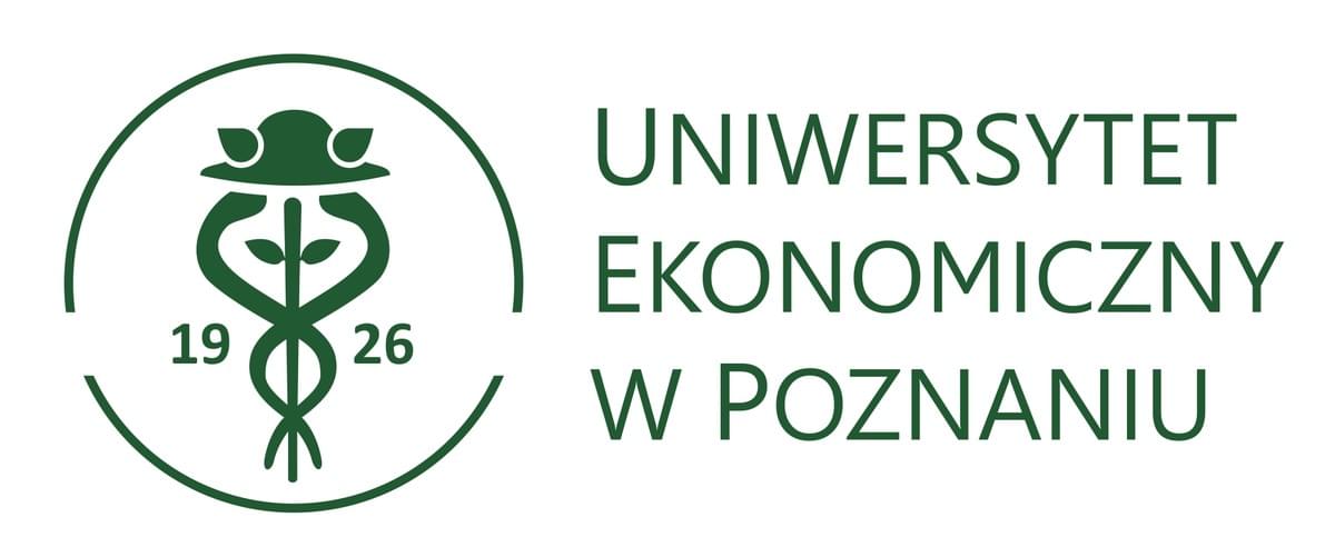 Zdjęcie przedstawiające Iwonę Janicką - uśmiechniętą kobietę w długich włosach spiętych z tyłu ... trzymająca mikrofon w prawej ręce