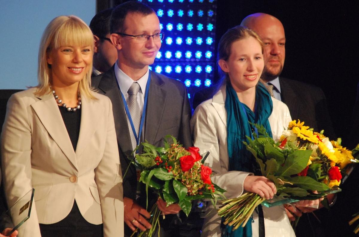 Zdjęcie przedstawiające Iwonę Janicką (po prawej) i Jarosława Gębalę (po lewej) trzymają w rękach dyplom, symbol róży