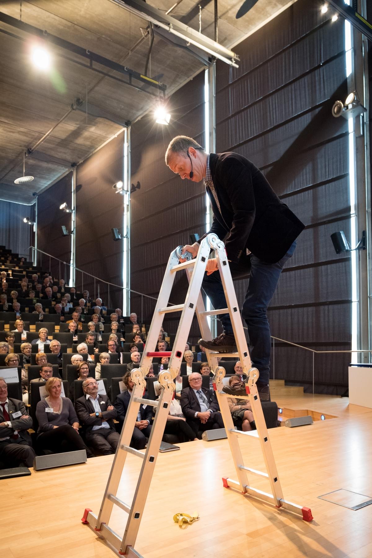 Picture Cyriel Kortleven grabbing hand