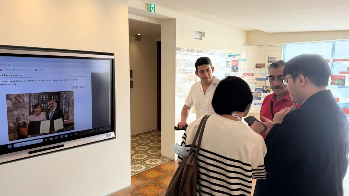 兩校交流狀況於大事紀ing觸控螢幕中展示。（攝影／圖書館陳莆升）