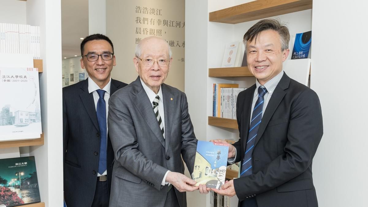 理學院院長薛宏中代表致贈由本校未來化委員會出版的75週年校慶紀念專書《築夢未來 Change Makers》。（攝影／秘書處揭維恆）