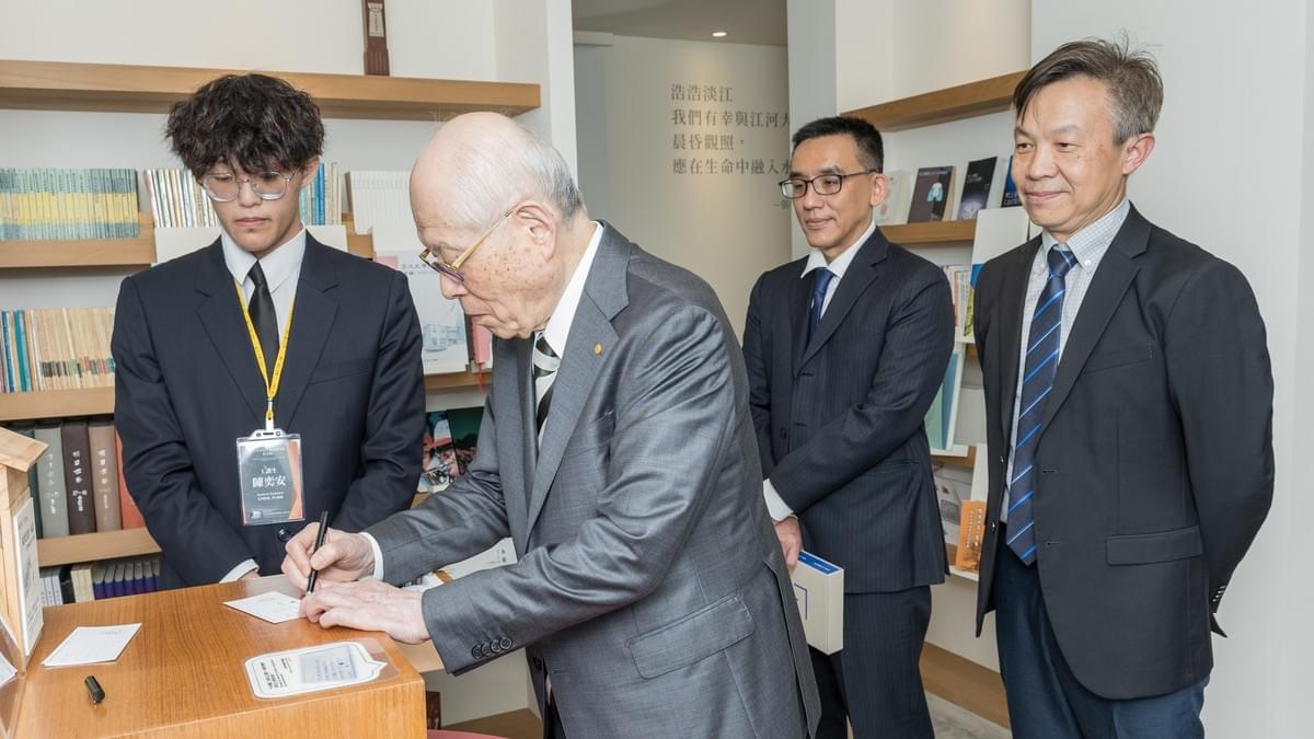 工讀生日文系陳奕安同學（左一）以日文向貴賓介紹「給淡江的一句話」留言卡展示櫃，野依教授夫人對於陳奕安同學流利地日文說明表示讚許。（攝影／秘書處揭維恆）