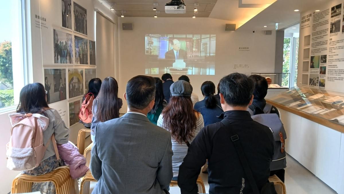 基隆女中貴賓於張建邦創辦人紀念館觀賞「給未來的你」紀錄片之教育篇，透過影像深入了解創辦人辦學理念與教育實踐。（攝影／圖書館鄒姍熹