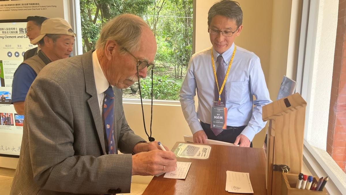 Gerardus 't Hooft教授在祝福卡片寫下給淡江的勉勵。（攝影／圖書館蔡羽彤）