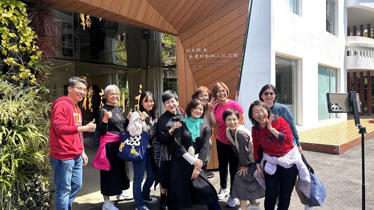 最後，教資/資圖系第20屆系友於校史館門口開心的自拍，留下美好的回憶，並透過線上問卷提供寶貴建議，作為持續精進校史館導覽服務的重要參考。（攝影／圖書館游嵐琇）