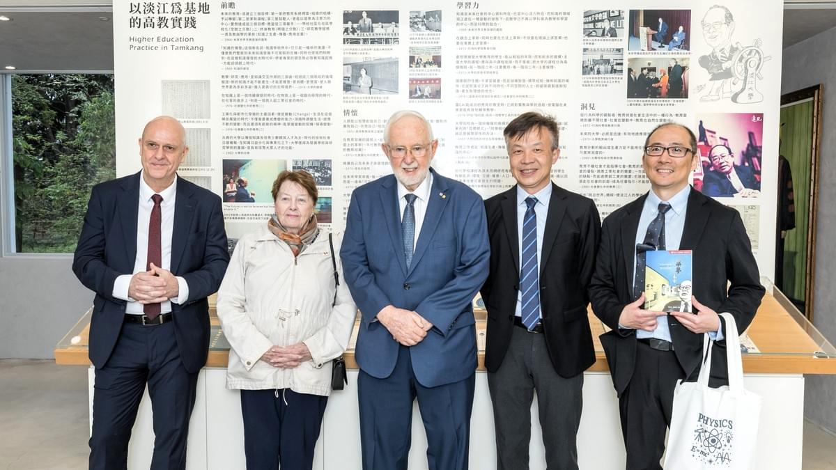 2015年諾貝爾物理學獎得主、加拿大皇后大學教授，薩德伯里微中子觀測站研究所主任Prof. Arthur B. McDonald伉儷（右三、右四）、世界和平基金會主席Uwe Morawetz（左一）蒞臨參觀，由理學院院長薛宏中（右二）、物理學系系主任莊程豪（右一）陪同參觀，於2樓創辦人紀念館合影留念。（攝影／秘書處揭維恆）