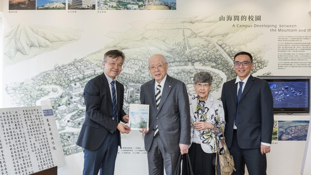 2001年諾貝爾化學獎得主、日本名古屋大學特別教授野依良治（Ryoji Noyori）（右三）及夫人（右右二）蒞臨校史館，由理學院院長薛宏中（左一）、化學系系主任陳志欣（右一）陪同參觀。野依教授展示其收藏的1988年《淡江大學簡介》，分享與本校初次相遇的珍貴回憶。（攝影／秘書處揭維恆）