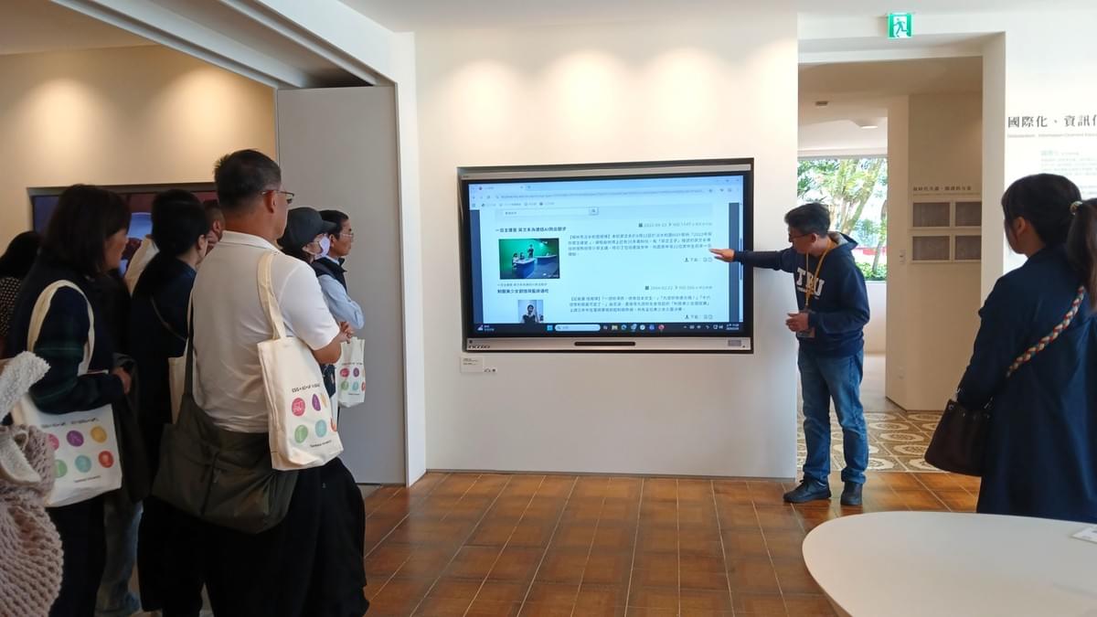 於「大事紀ing」展區淡江時報資料庫中搜尋基隆女中相關新聞，展現兩校之間的交流軌跡。（攝影／圖書館鄒姍熹）