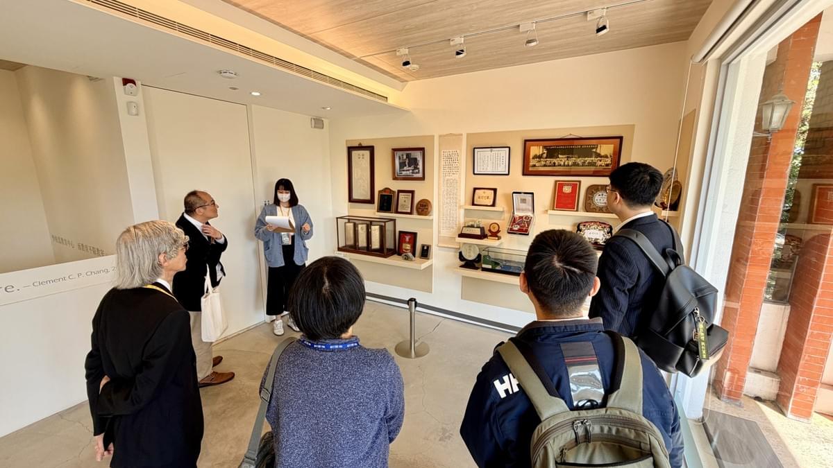 工讀生經濟系陳奕妤同學（左三）向李行泰董事長等貴賓介紹創辦人「教育、政治與社會影響力」展示內容，包含師生、校友會及姊妹校致贈之禮物，以及李登輝總統於2000年頒贈之二等景星勳章，並說明「雪山之石」的由來。（攝影／圖書館何政興）