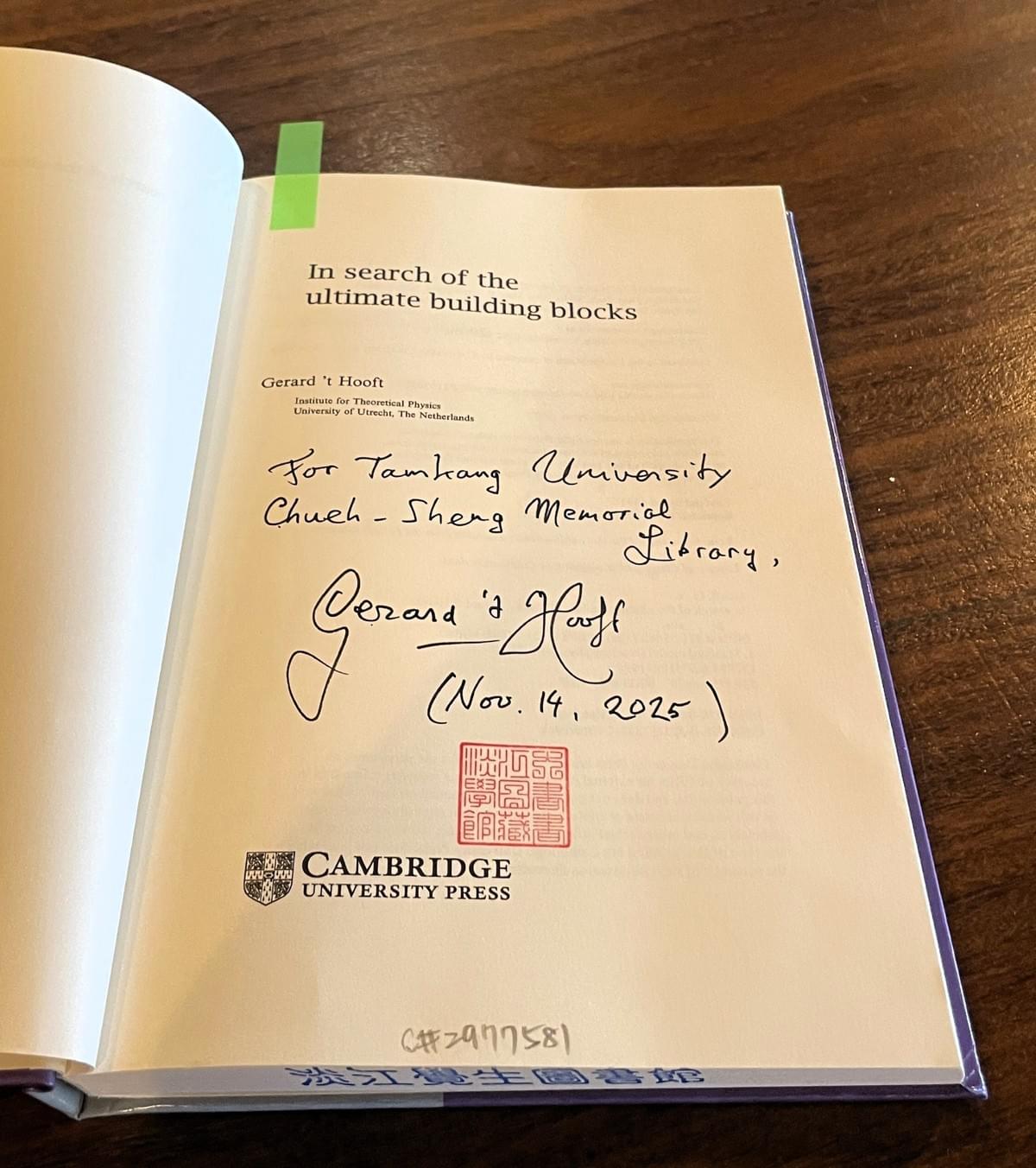 Gerardus 't Hooft教授於其著作 In Search of the Ultimate Building Blocks 上簽名留念。（攝影／圖書館何政興）