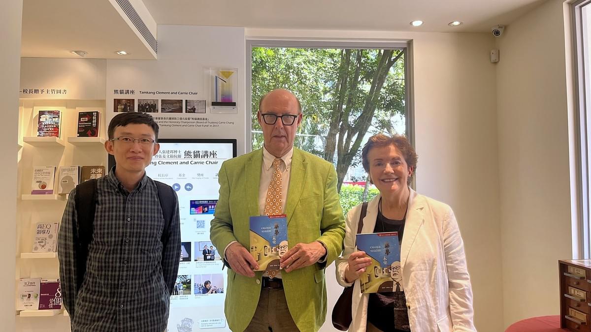 歷史系蔡育潞助理教授（左一）代表致贈由本校未來化委員會出版之75週年校慶紀念專書《築夢未來 Change Makers》，介紹本校推動未來學教育的理念與成果。（攝影／圖書館蔡羽彤）