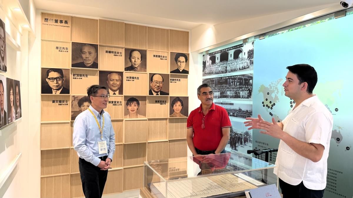 介紹本校歷任董事長及校長，交流兩校發展情況。（攝影／圖書館陳莆升）