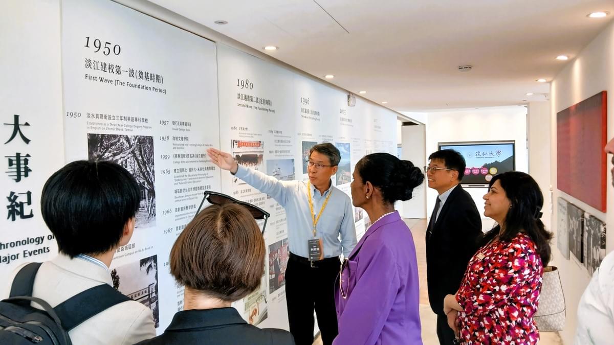 圖書館校史組館員何政興（左三）介紹本校重要校務發展歷程（攝影／圖書館鄒姍熹）
