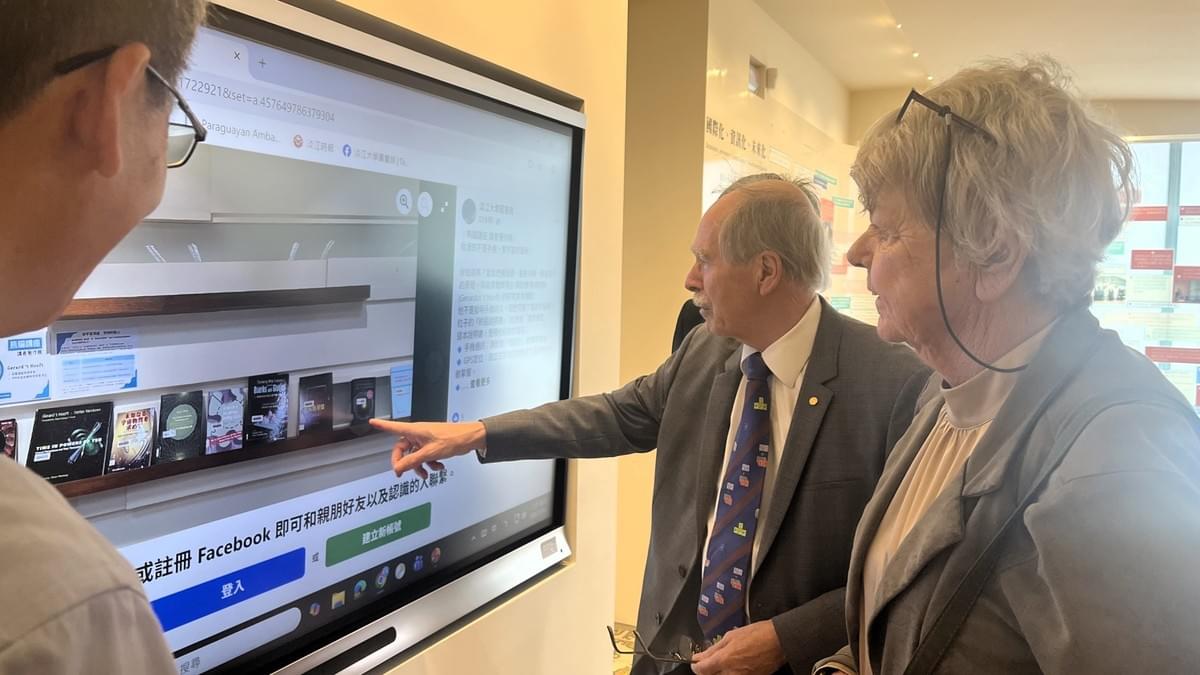 展示圖書館Facebook關於Gerardus 't Hooft教授著作展照片。（攝影／圖書館蔡羽彤）