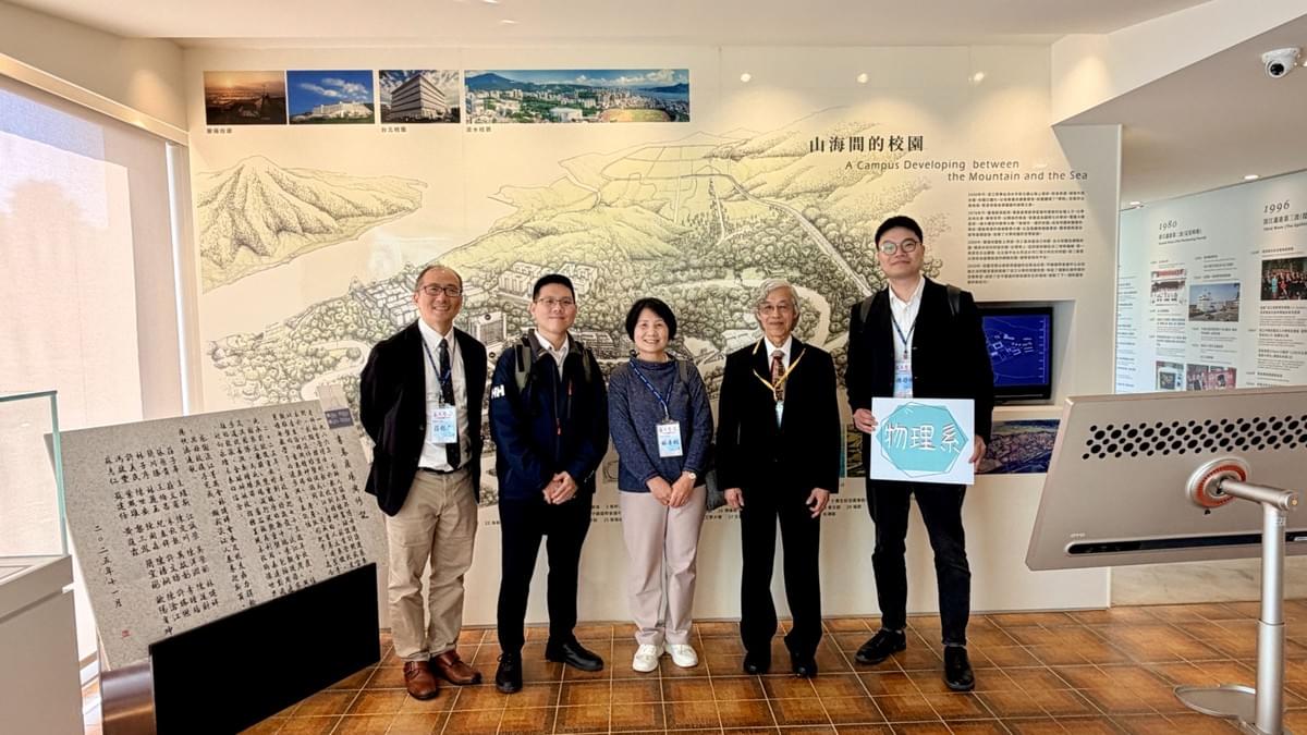 本校物理學系2026年傑出系友、東電研工業股份有限公司董事長李行泰（右二）等貴賓，在系主任莊程豪教授（左一）陪同下參觀校史館。（攝影／圖書館何政興）