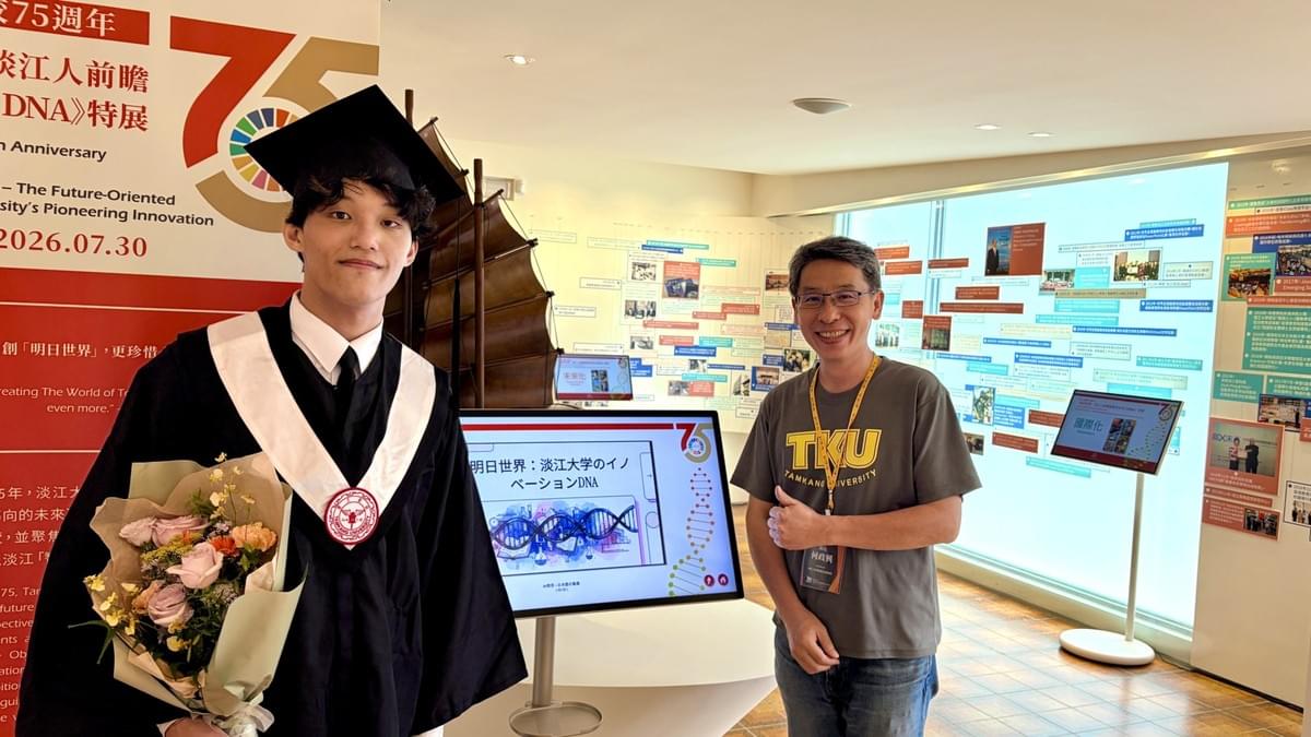 日文系畢業生陳奕安（左）擔任校史館工讀生期間，充分發揮日語專長，除協助《明日世界》特展日文簡介影片校對工作，提升展示內容的日語品質外，也積極參與國際貴賓接待。2025年11月8日接待日本中央學院大學校長大村芳昭來訪時，以流利日語親切交流；2026年3月20日並參與熊貓講座2001年諾貝爾化學獎得主野依良治教授伉儷參觀接待與導覽服務，展現優異的語言能力、跨文化溝通技巧及國際接待素養。（攝影／圖書館游嵐琇）