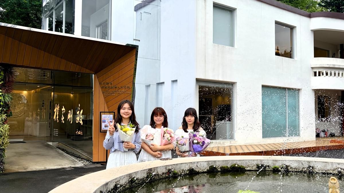 🎓📸 運管系畢業生開心地在校史館前水池合影留念，與好友們一同記錄珍貴的畢業時刻。青春的笑容與真摯的情誼，將成為淡江歲月中最美好的回憶。✨🤝🌿💐。（攝影／圖書館何政興）