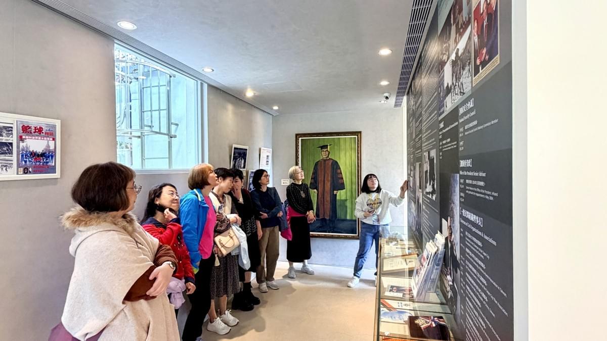 隨後參觀2樓張建邦創辦人紀念館，由工讀生資圖系學妹鄒珊熹（右一）負責導覽，其事前用心準備，重新詮釋導覽內容，表現可圈可點，亦獲得學姊們的溫暖鼓勵與肯定。（攝影／圖書館何政興）