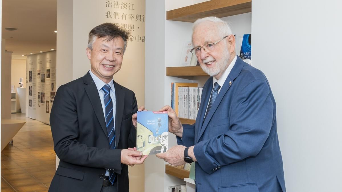 理學院院長薛宏中代表致贈由本校未來化委員會出版的75週年校慶紀念專書《築夢未來 Change Makers》，Prof. Arthur B. McDonald表示對於本校未來學教育發展印象深刻。（攝影／秘書處揭維恆）