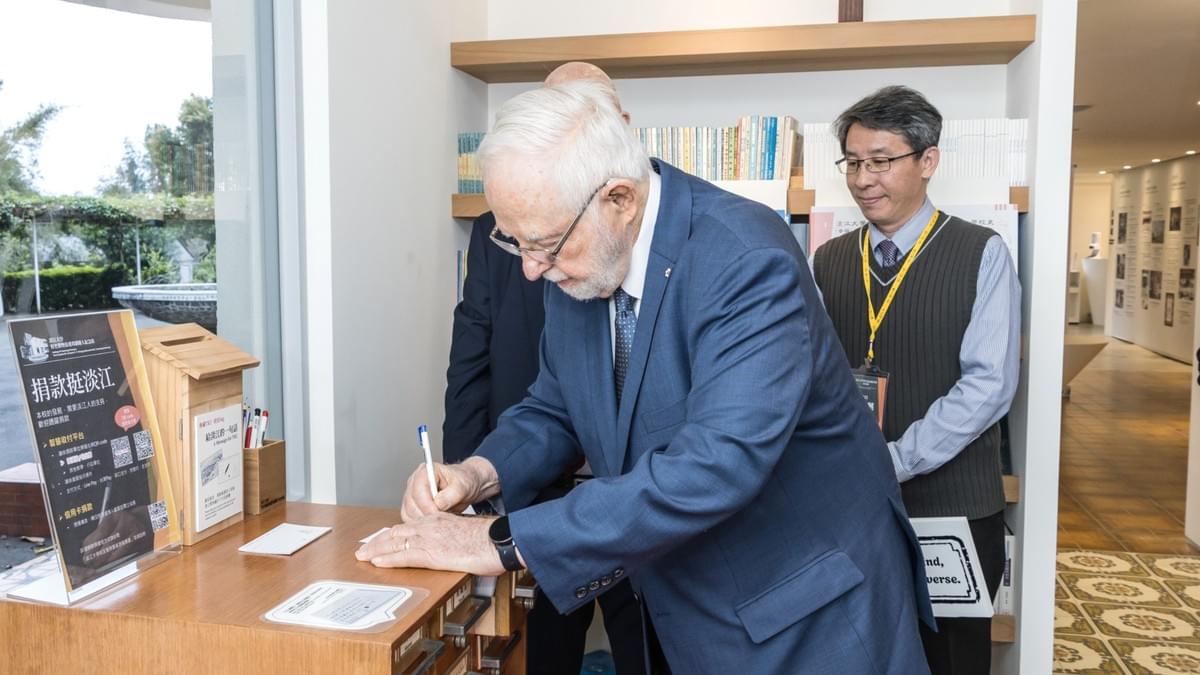 Prof. Arthur B. McDonald在祝福卡片寫下給淡江的勉勵：“I am very impressed with your focus on the future.”。（攝影／秘書處揭維恆）