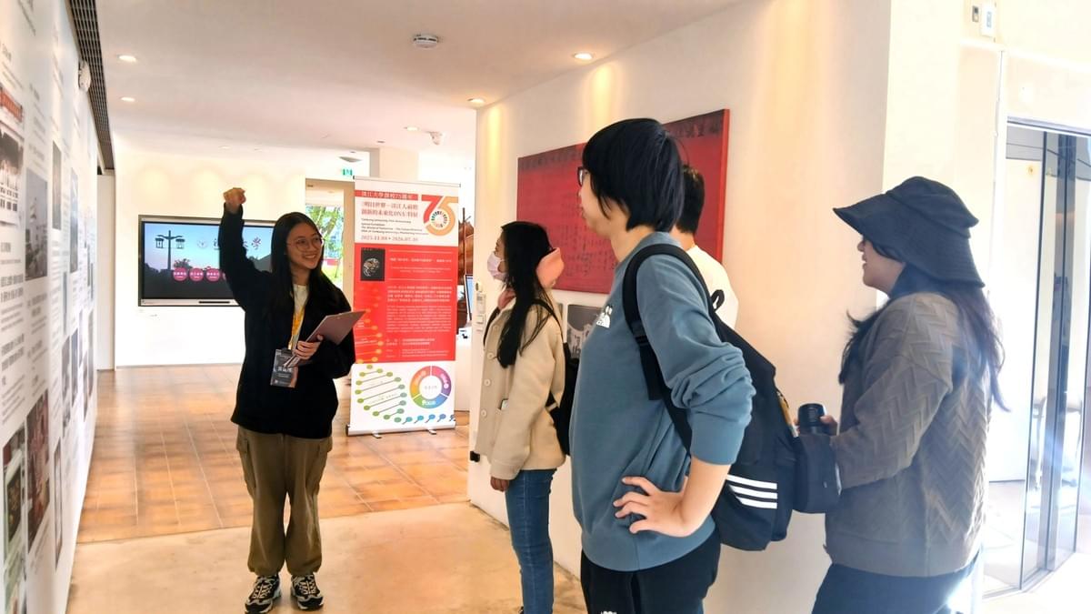 工讀生公行系游嵐琇同學（左一）為數學系校友進行導覽，介紹宮燈教室於1955年落成啟用，迄今已有70餘年歷史，校友們亦分享當年於宮燈教室上課的珍貴回憶。（攝影／圖書館鄒姍熹）