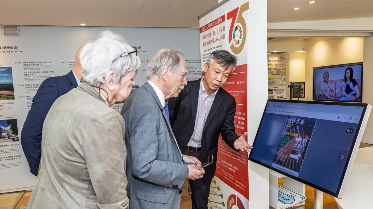 理學院院長薛宏中分享1987年10月《明日世界》第154期中，有關物理系校友吳茂昆博士〈超導體，世界熱！〉專輯相關內容。（攝影／秘書處揭維恆）