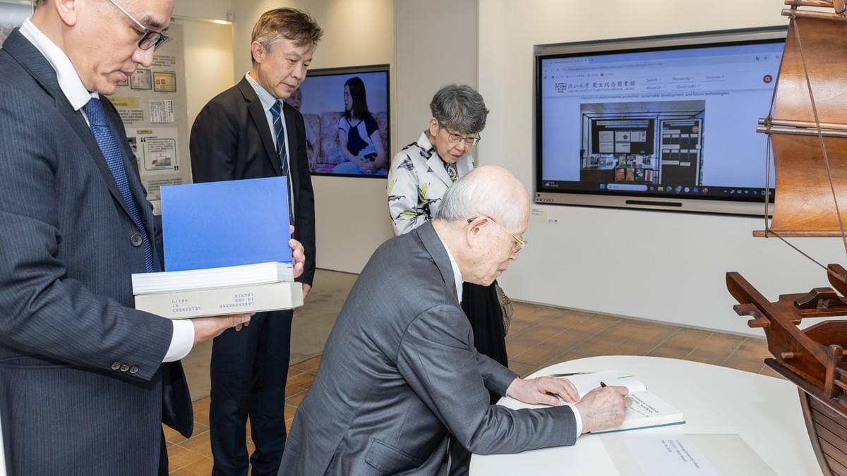 現場展示覺生紀念圖書館配合野依良治教授演講所策劃的主題書展，並邀請野依教授在其館藏個人著作上親筆簽名，為此次參訪留下珍貴且深具意義的紀錄。（攝影／秘書處揭維恆）