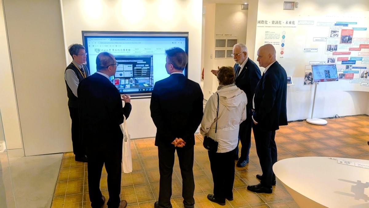 展示覺生紀念圖書館配合Prof. Arthur B. McDonald演講所策劃之主題書展，並介紹其學術影響力的活動網頁。（攝影／校史組陳奕安）