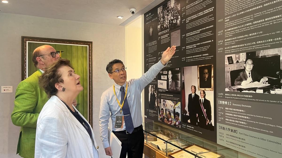 圖書館校史組館員何政興（右一）介紹張建邦創辦人事略，說明其對本校與國家社會的貢獻。（攝影／圖書館蔡羽彤）