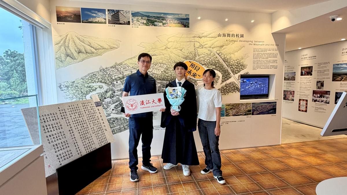 🎓🪄 教科系畢業生身穿帥氣的哈利波特魔法袍，與家長在淡水校園地圖前合影留念，為校園時光留下美好紀念，也象徵帶著勇氣與夢想，邁向嶄新的未來。✨📸🌏💐（攝影／圖書館何政興）