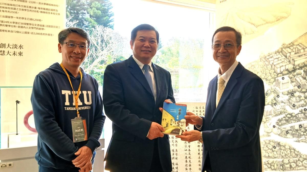 致贈本校75週年校慶紀念專書《築夢未來 Change Makers》，展現本校推動未來學教育的具體成果與發展願景。（攝影／圖書館鄒姍熹）