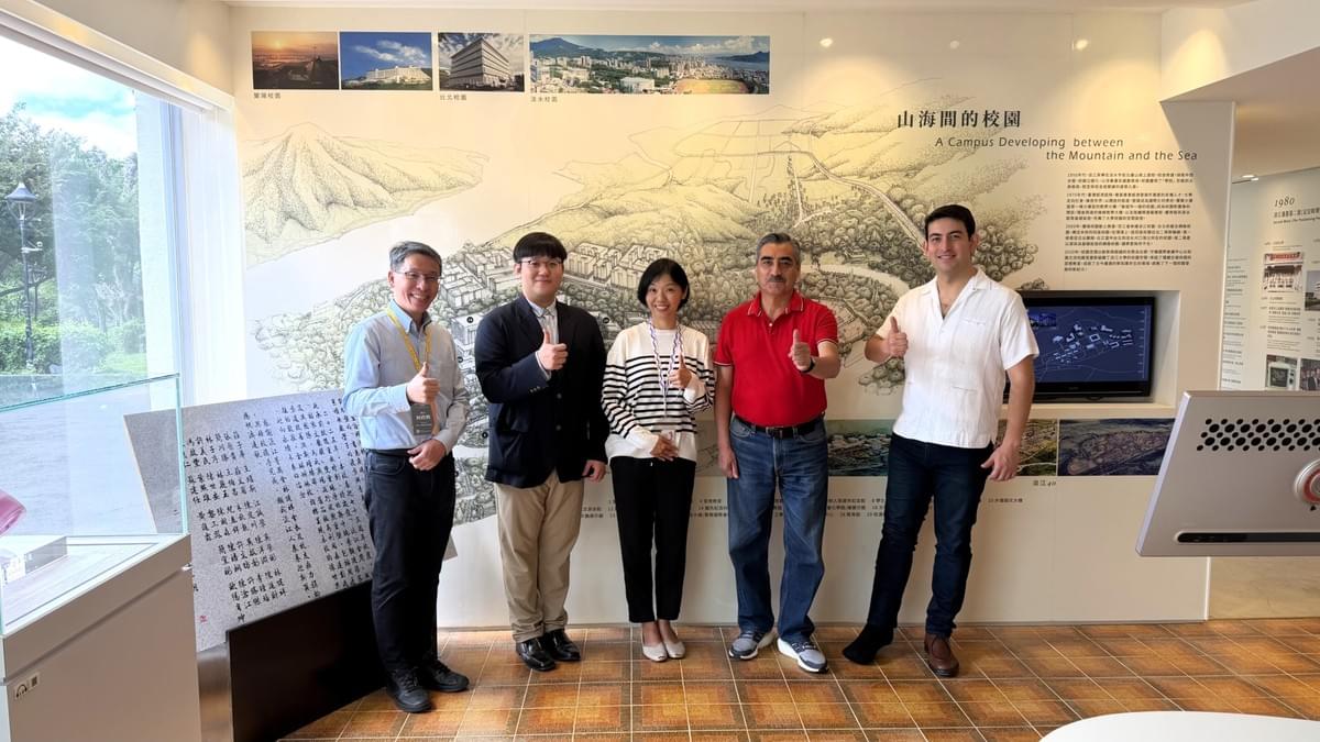 墨西哥伊達爾戈州自治大學校長 Dr. Octavio Castillo Acosta（右二）、國際部門主管 Mr. José Luis Sosa Martinez（右一），於本校歐洲語文學系助理教授羅雅芳（右三）及國際暨兩岸事務處書記謝文彬（左二）陪同下，蒞臨校史館參觀。（攝影／圖書館陳莆升）