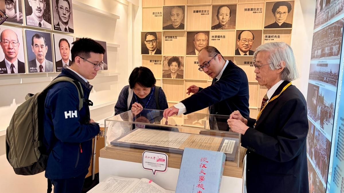 在「歷任董事長、校長」展區，莊程豪主任於「淡江文理學院歷年系組發展一覽表」前介紹物理學系成立於民國52年。李行泰董事長仔細觀看並以手機拍照留存，並分享當年在物理學系擔任助教時的往事，勾起許多珍貴回憶。（攝影／圖書館何政興）