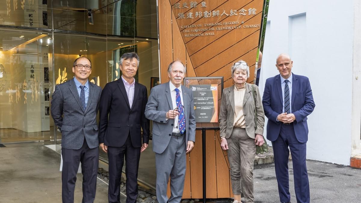 1999年諾貝爾物理學獎得主、荷蘭烏特勒支大學理論物理研究所教授Gerardus 't Hooft伉儷（右三、右二）、世界和平基金會主席Uwe Morawetz（右一）蒞臨校史館，由理學院院長薛宏中（左二）、物理學系系主任莊程豪（左一）陪同參觀，於校史館入口合影留念。（攝影／秘書處揭維恆）