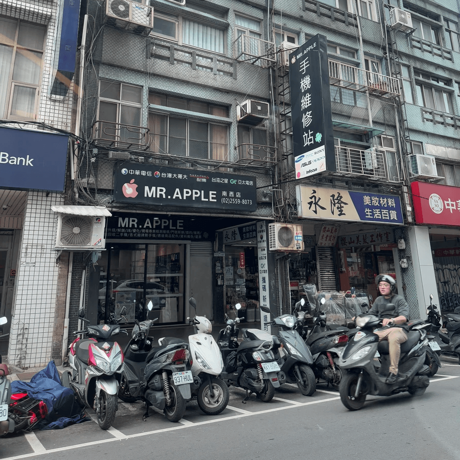 Taipei, Taiwan motorcycles and Mr. Apple store