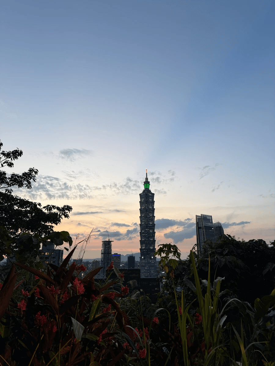 Sunset view of the Taipei 101 and Taiwan skyline from Elephant Mountain hiking spot