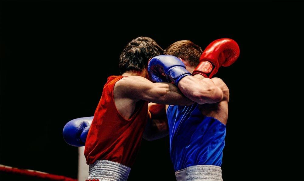 Boxing Clinch Tactics Pros Use to Win Rounds - MUAY THA...