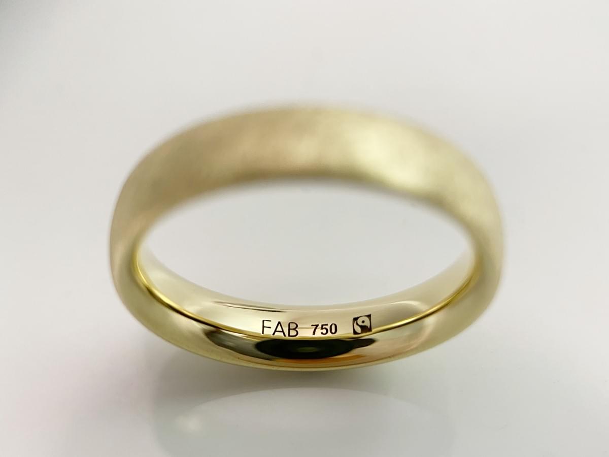 Trauringe aus Fairtrade-Gold, präzise gefertigt in Hamburg