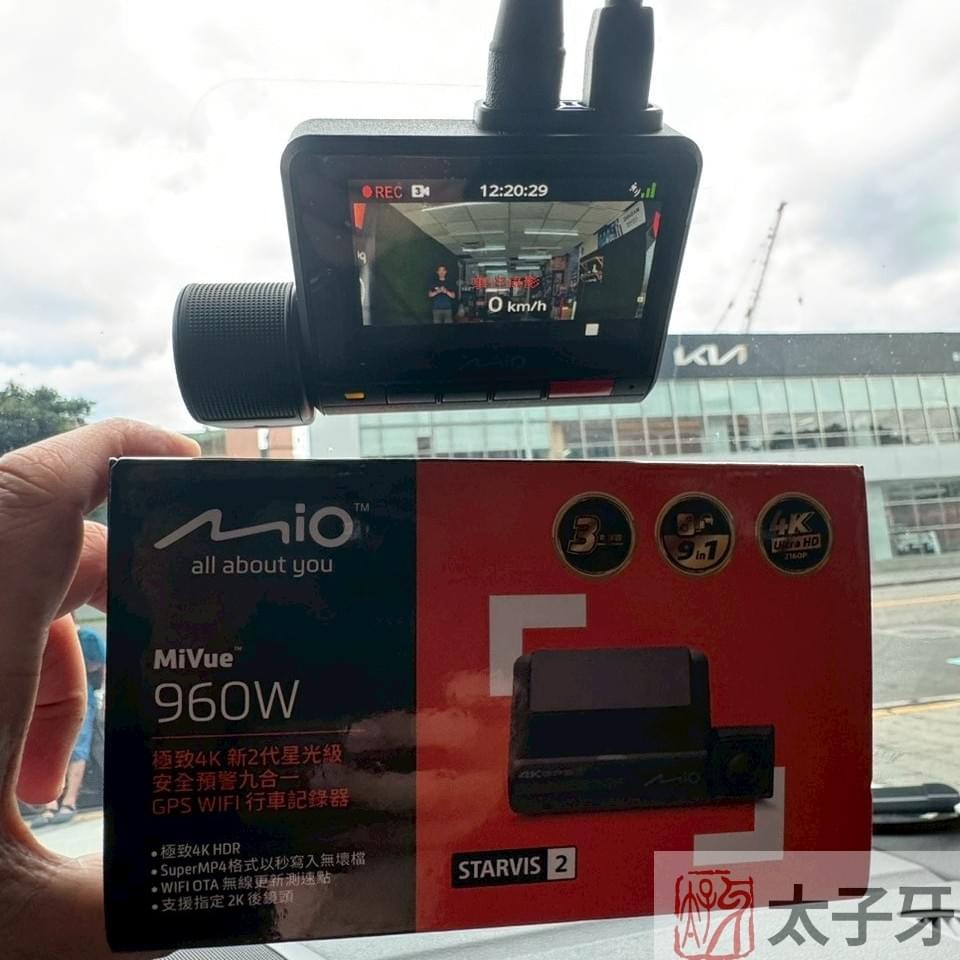mio 960w3 安裝於 BMW F20 前擋位置示意