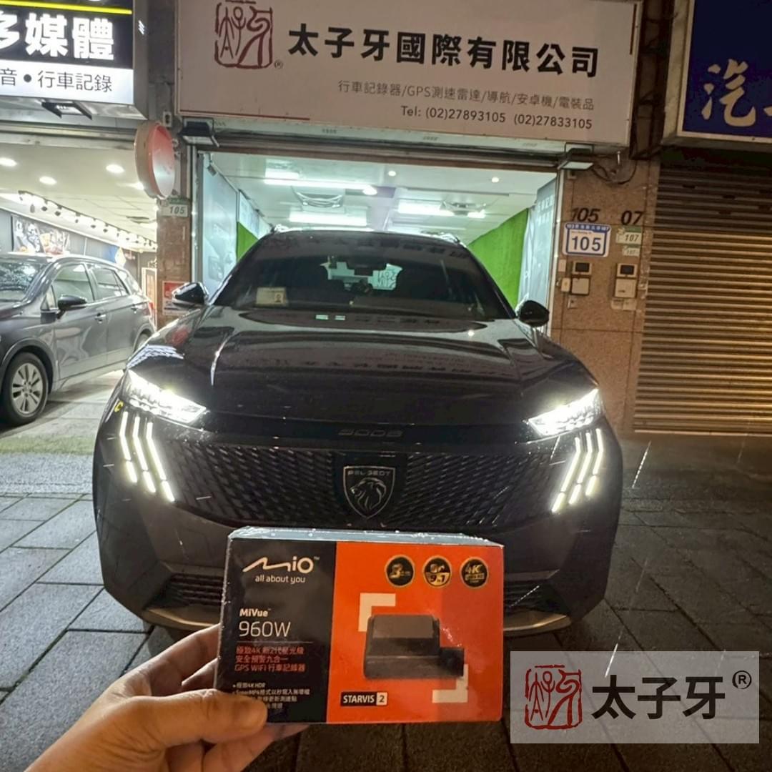 PEUGEOT 5008 安裝 MiVue™ 960W3 實例分享。前4K後2K內2K 三鏡同步錄影、Sony STARVIS 2 感光元件、九合一安全預警、WIFI OTA 更新與 SuperMP4 秒寫入完整解析，太子牙南港門市實測安裝與專業建議一次整理。