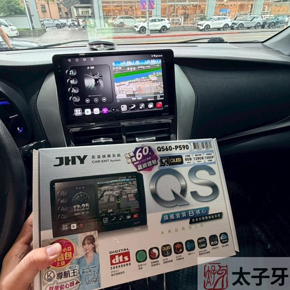 技師調整倒車鏡頭角度的安裝流程